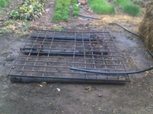 compost Base We use 3 poles and a frame to lift the heap off the ground.