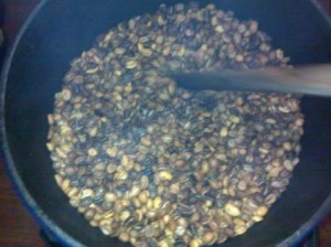 smokingbeans 1st Crack has started and you can see the colour changing. Some smoke has started to fill the air.